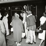 168232 Afbeelding van Sinterklaas en Zwarte Piet op het perron van het N.S.-station Amsterdam C.S. te Amsterdam.